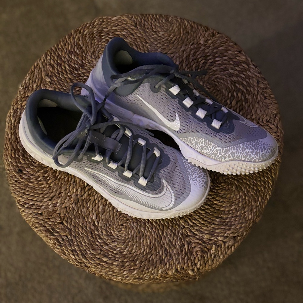 Nike Turf Softball Sneaker - Gray/White size 8 Women
